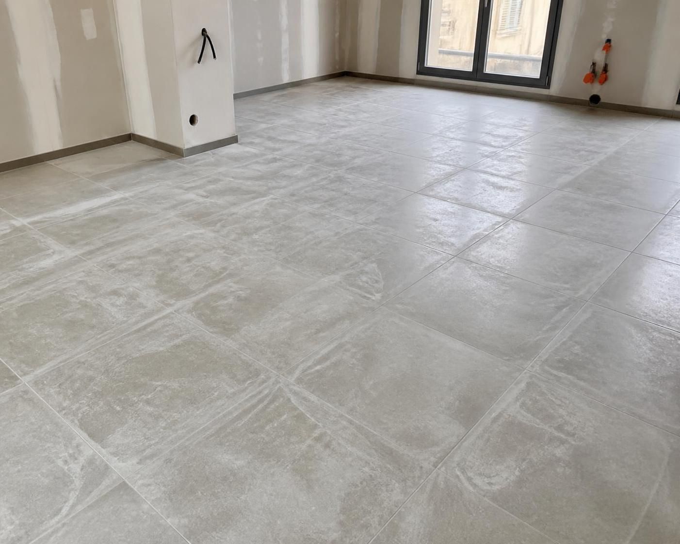 découvrez des méthodes efficaces pour un nettoyage de fin de chantier de carrelage, garantissant un résultat impeccable et une finition parfaite.